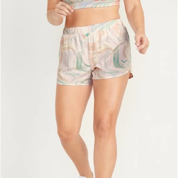 Old Navy swirl pop Mid-Rise StretchTech Dolphin-Hem Run Shorts - Picture 3 of 14